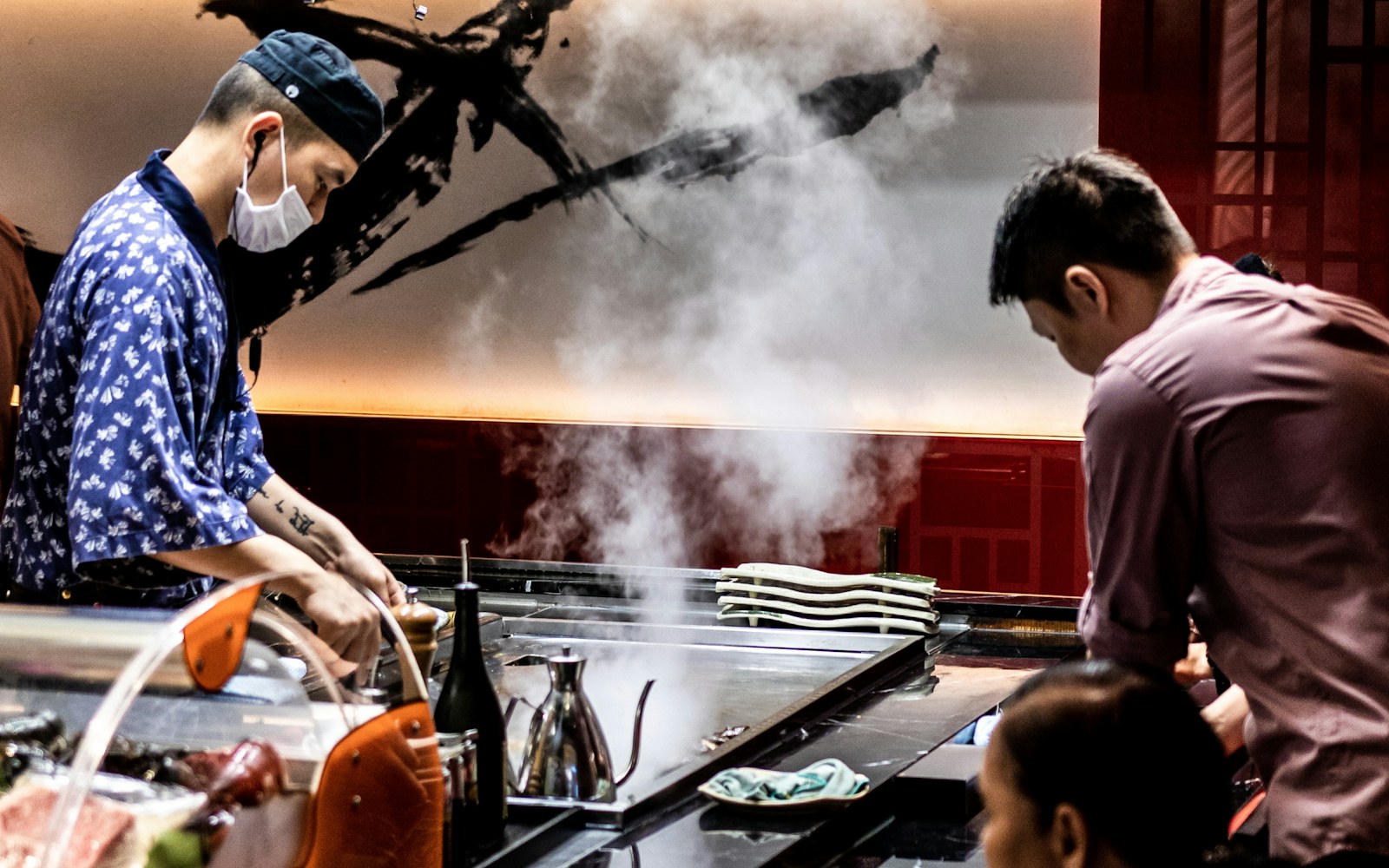 teppanyaki séf és vaslap – egyedi stock fotó 2